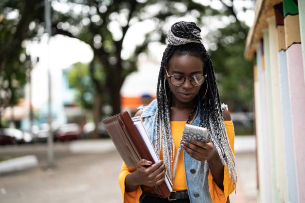 afro student / nauczyciel w ruchu z mobile - female mobility blank teenage girls zdjęcia i obrazy z banku zdjęć