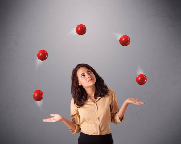 jong meisje permanent en jongleren met rode ballen - jongleren stockfoto's en -beelden