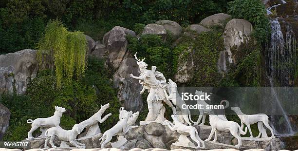 グループの噴水彫刻庭園 - 犬のストックフォトや画像を多数ご用意 - 犬, 彫刻作品, 男性