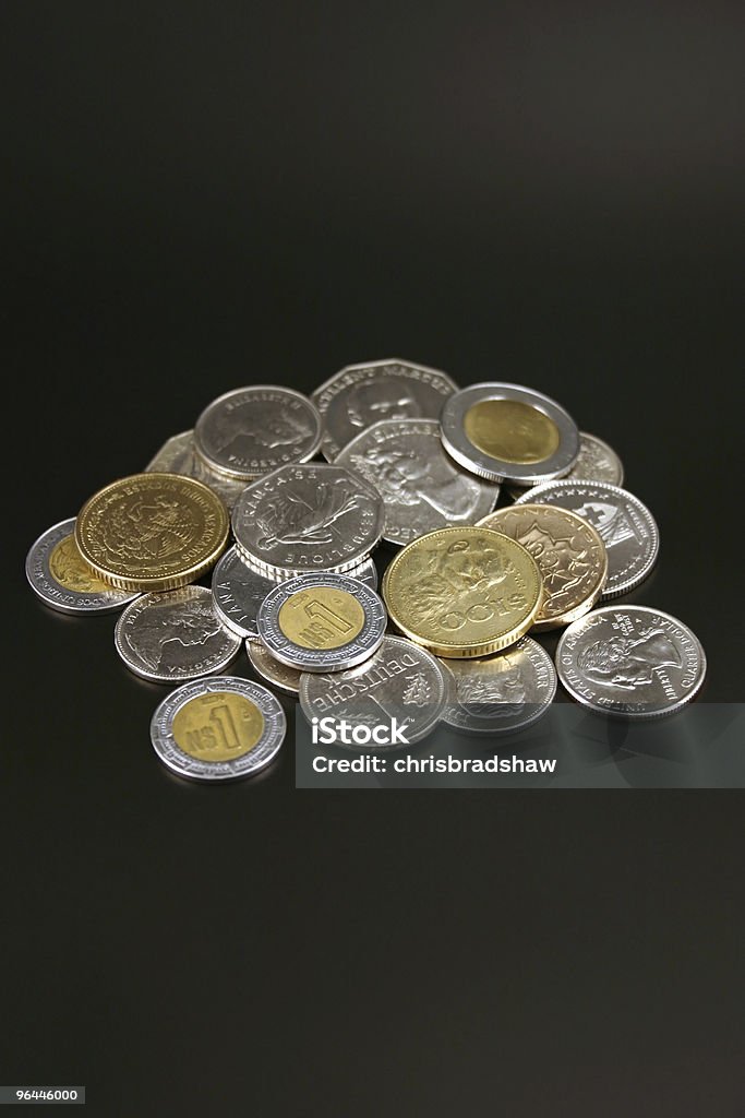 Monedas de todo el mundo - Foto de stock de Actividades bancarias libre de derechos