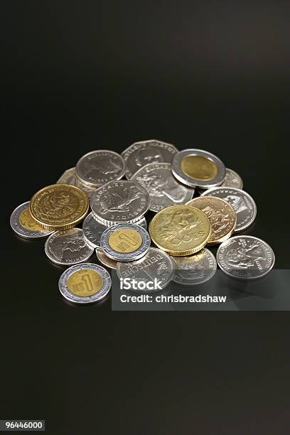 Monedas De Todo El Mundo Foto de stock y más banco de imágenes de Actividades bancarias - Actividades bancarias, Ahorros, Billete de peso mexicano