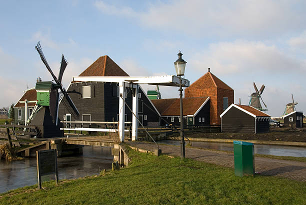 edifícios tradicionais holandesa - zaanse schans bridge house water - fotografias e filmes do acervo