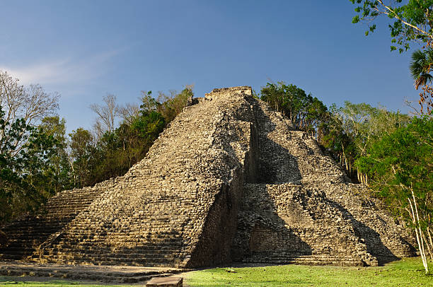 piramidy majów - cobe zdjęcia i obrazy z banku zdjęć