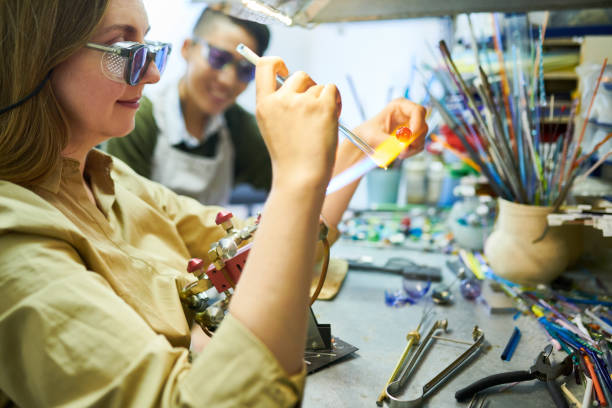 dos mujeres artistas en el estudio de murano - bead glass making jewelry fotografías e imágenes de stock