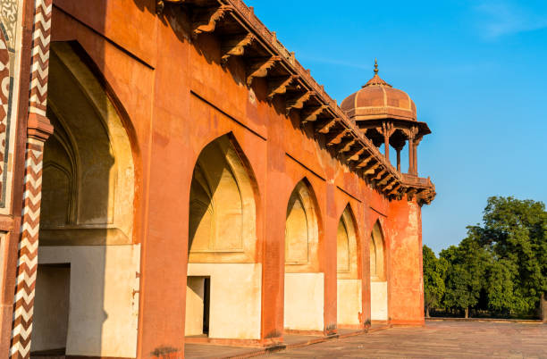 túmulo de akbar, o grande em sikandra fort em agra, india - akbar the great - fotografias e filmes do acervo