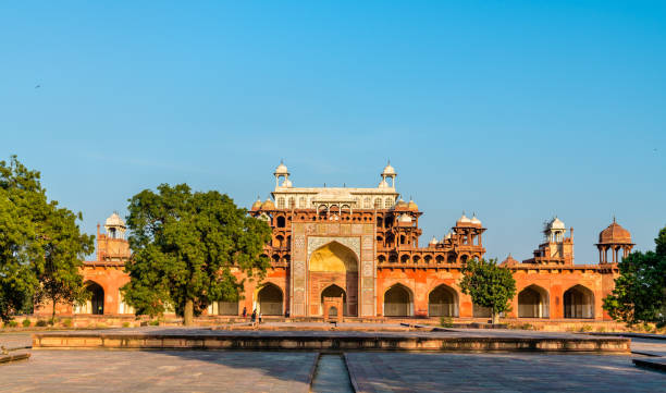 túmulo de akbar, o grande em sikandra fort em agra, india - akbar the great - fotografias e filmes do acervo