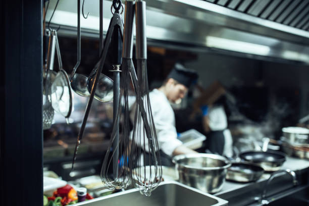 gli utensili da cucina sono l'essenza della cucina - mestolo foto e immagini stock