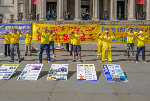 demonstrasi falon gong, latihan meditaton. - falun gong potret stok, foto, & gambar bebas royalti