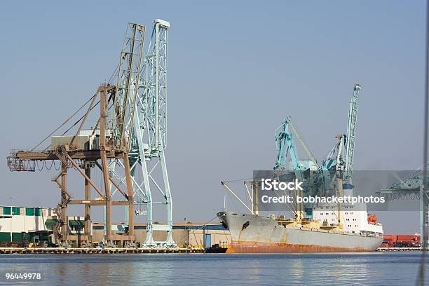 Kreuzfahrtschiff Im Hafen Stockfoto und mehr Bilder von Anlegestelle - Anlegestelle, Behälter, Blau