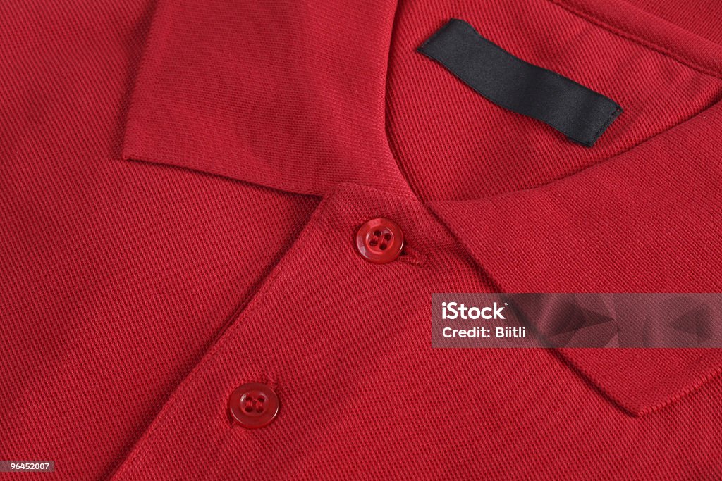 Rojo, camisa de Polo con etiqueta en blanco - Foto de stock de Camisa de polo libre de derechos