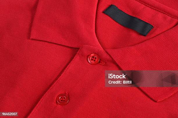 Rojo Camisa De Polo Con Etiqueta En Blanco Foto de stock y más banco de imágenes de Camisa de polo - Camisa de polo, Rojo, Botón - Mercería