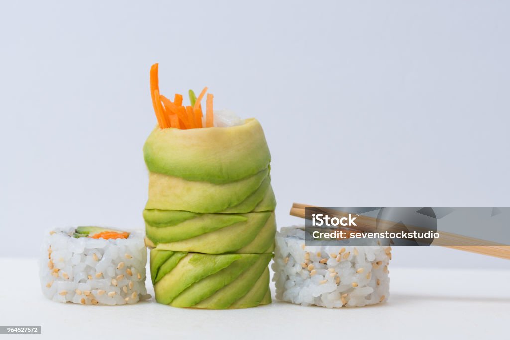 Sushi surtido vegana sobre fondo blanco - Foto de stock de Alga Marina libre de derechos