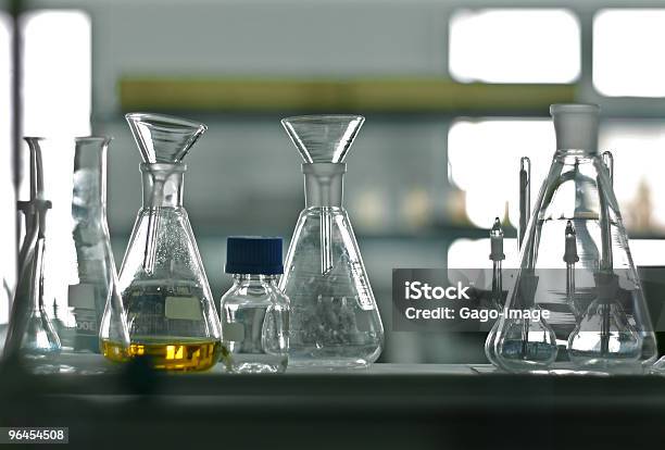 Herramientas De Laboratorio Foto de stock y más banco de imágenes de Amarillo - Color - Amarillo - Color, Botella, Ciencia