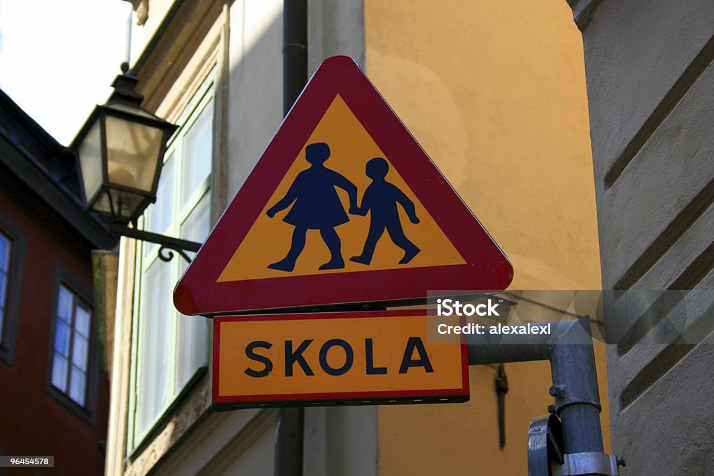 Verkehrsschild Kinder Crossing - Lizenzfrei Schulgebäude Stock-Foto