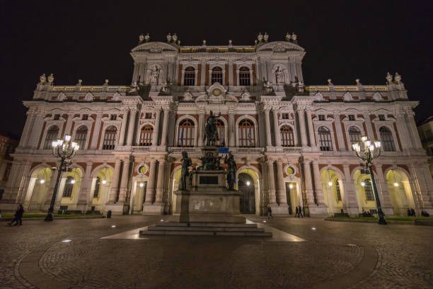 イタリアのリソルジメント (ムセオ ・ デル ・ リソルジメント) の国立博物館の夜景。19 世紀に最初のイタリアの議会、イタリア ・ トリノの座席をだった - risorgimento ストックフォトと画像