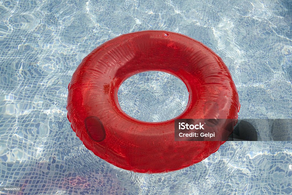 Красный плавает на воде glassy - Стоковые фото Бассейн роялти-фри