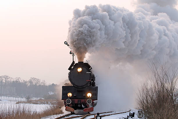 alte retro steam train - locomotive steam train train snow stock-fotos und bilder