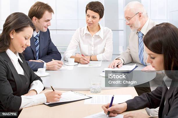 Foto de Reunião De Negócios e mais fotos de stock de Adulto - Adulto, Amizade, Apontar - Sinal Manual