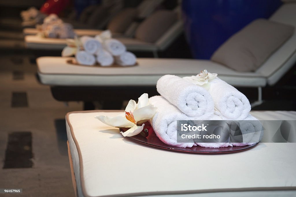 Serviettes présenté sur un lit dans une chambre de loisirs - Photo de Activité de loisirs libre de droits