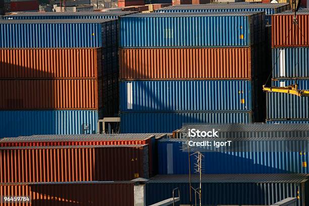 Cargo Container Im Hafen Stockfoto und mehr Bilder von Anlegestelle - Anlegestelle, Ausschluss, Autotransporter