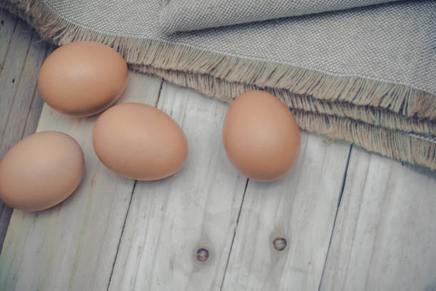 uovo su un sacco di tela - agriculture brown burlap cholesterol foto e immagini stock