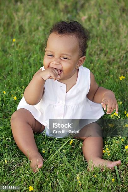 Foto de Bebê Feliz e mais fotos de stock de Bebê - Bebê, Flor, Exterior