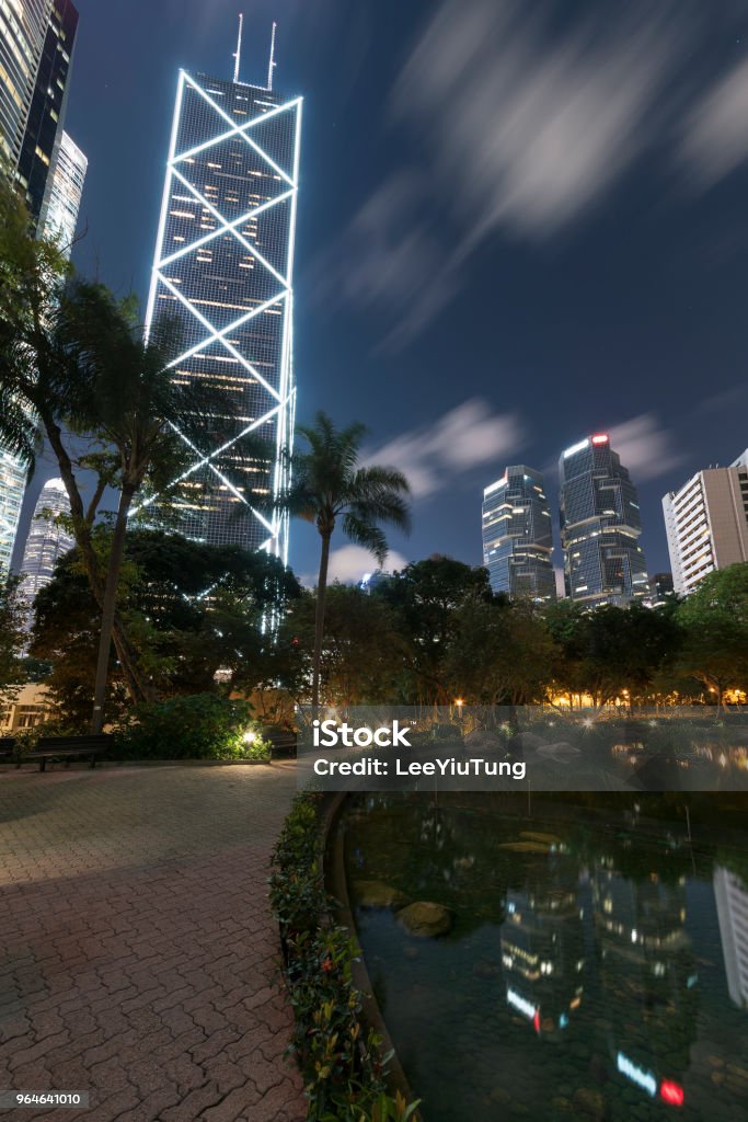 Korkea korkea moderni toimistorakennus Hongkongin kaupungissa yöllä - Rojaltivapaa avainsanalla Aasia ja tyyppiä Kuvapankin valokuva