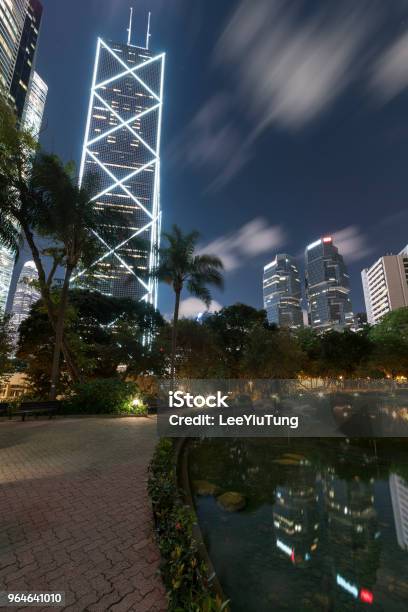 Kuvapankin valokuva otsikolla Korkea Korkea Moderni Toimistorakennus Hongkongin Kaupungissa Yöllä – Lataa kuva nyt