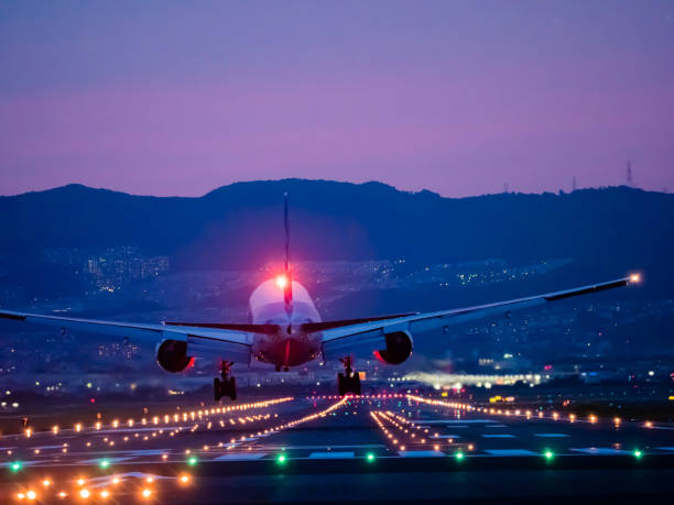 大阪国際空港への着陸 - airport airplane landing red ストックフォトと画像