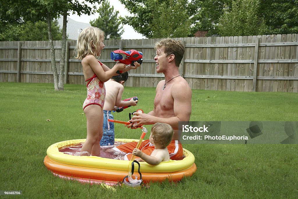 Backyard amuser en famille dans la piscine pour enfants. - Photo de Piscine libre de droits