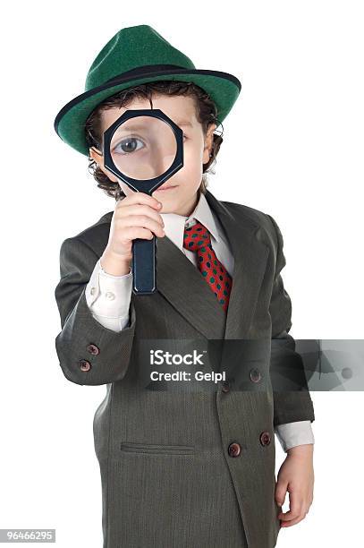 Niño Con Lupa Foto de stock y más banco de imágenes de Aumento a pequeña escala - Aumento a pequeña escala, Bien vestido, Color - Tipo de imagen