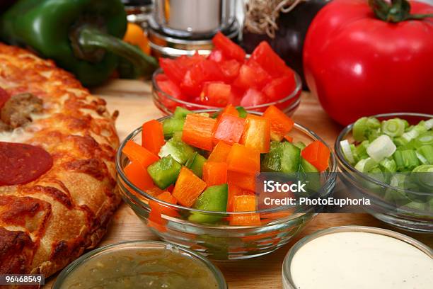 Tazón De Verde Y Naranja Pimientos Cortado Foto de stock y más banco de imágenes de Alimento - Alimento, Cebolla, Color - Tipo de imagen