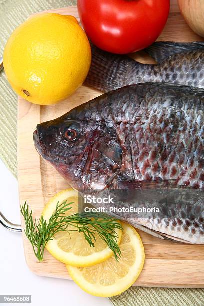 Frescos Ttilapia - Fotografias de stock e mais imagens de Alimentação Saudável - Alimentação Saudável, Cabeça de animal, Comida