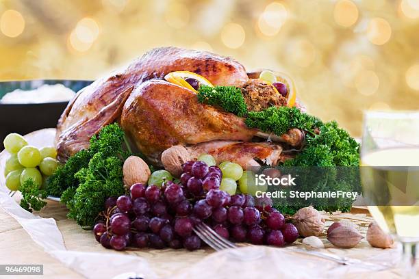 Photo libre de droit de La Dinde Rôtie Pour Les Fêtes banque d'images et plus d'images libres de droit de Aliment rôti - Aliment rôti, Assiette, Boisson