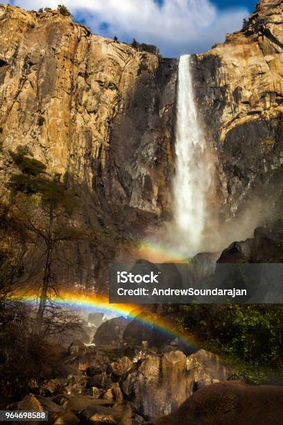 Kuvapankin valokuva otsikolla Sateenkaari Bridalveilin Putouksilla – Lataa kuva nyt - Bridal Veil Falls Yosemite, Ei ihmisiä, Graniitti