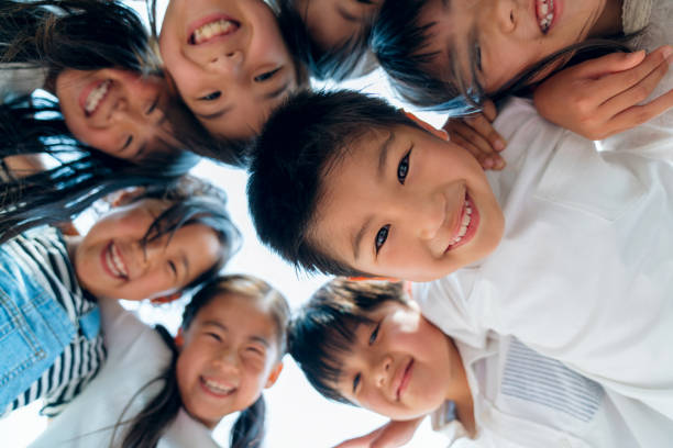 círculo de jóvenes amigos - elementary student child laughing group of people fotografías e imágenes de stock