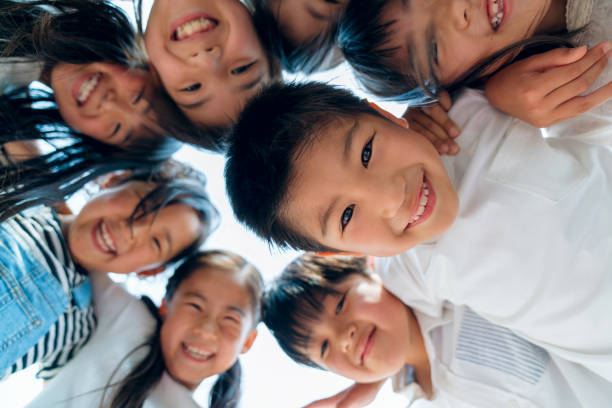 若い友達の輪 - 日本人　笑顔 ストックフォトと画像