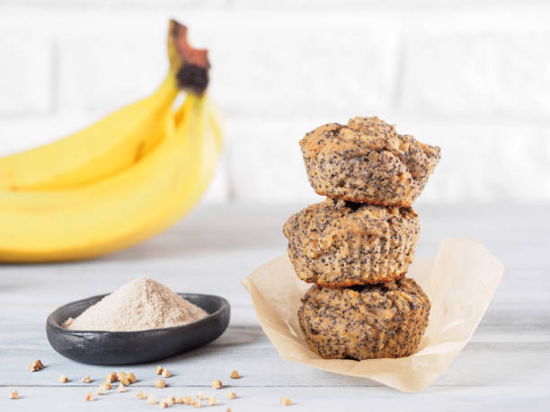 muffins de banana com farinha e papoula sementes de trigo sarraceno - muffin freedom breakfast photography - fotografias e filmes do acervo