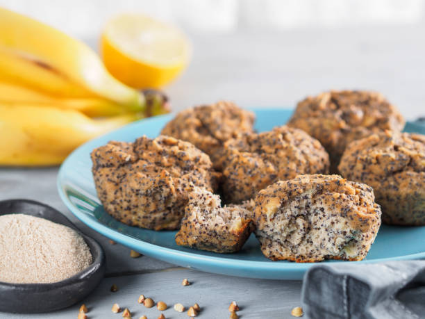 muffins de banana com farinha e papoula sementes de trigo sarraceno - muffin freedom breakfast photography - fotografias e filmes do acervo