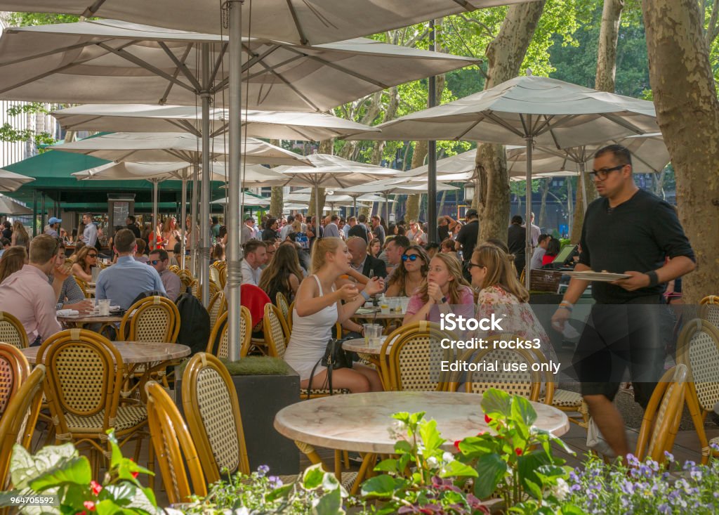 Ihmiset nauttivat Al Fresco Dinningistä Bryant Park Cafessa New Yorkissa - Rojaltivapaa avainsanalla Baari ja tyyppiä Kuvapankin valokuva