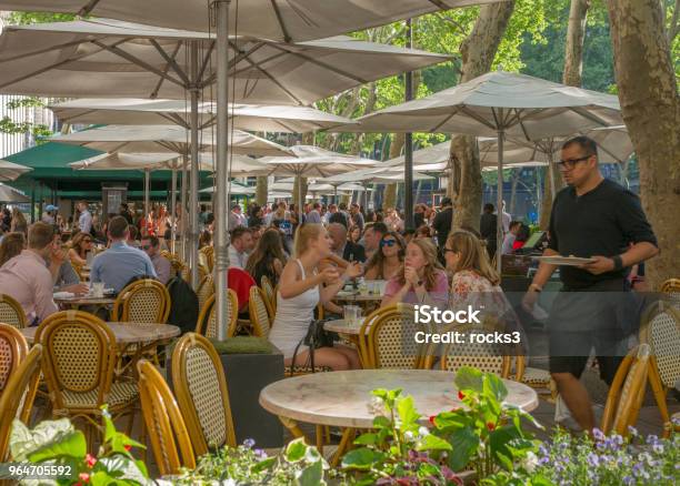 Kuvapankin valokuva otsikolla Ihmiset Nauttivat Al Fresco Dinningistä Bryant Park Cafessa New Yorkissa – Lataa kuva nyt