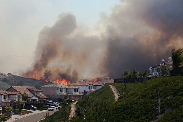 szczotka pożar w pobliżu domów - wildfire smoke zdjęcia i obrazy z banku zdjęć