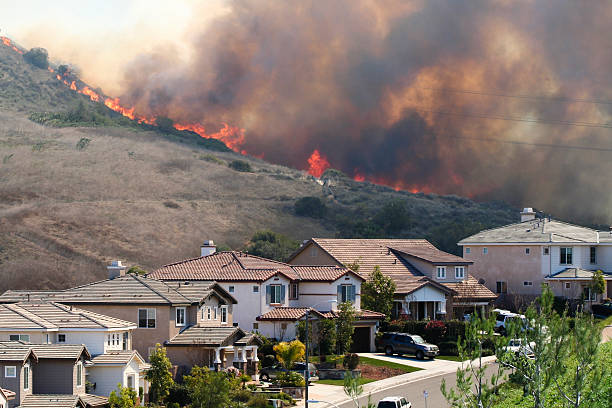 cepillo de incendios en el sur de california, cerca de las casas - wildfire smoke fotografías e imágenes de stock