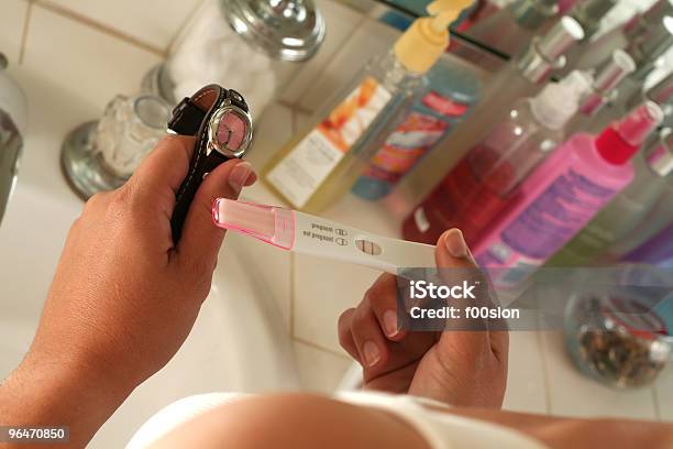 Prueba De Embarazo Foto de stock y más banco de imágenes de Adulto - Adulto, Alegre, Alegría