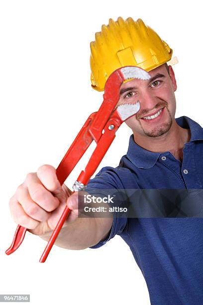 Jovem Caucasiana Homem Com Chave De Macaco Ferramenta - Fotografias de stock e mais imagens de Adulto