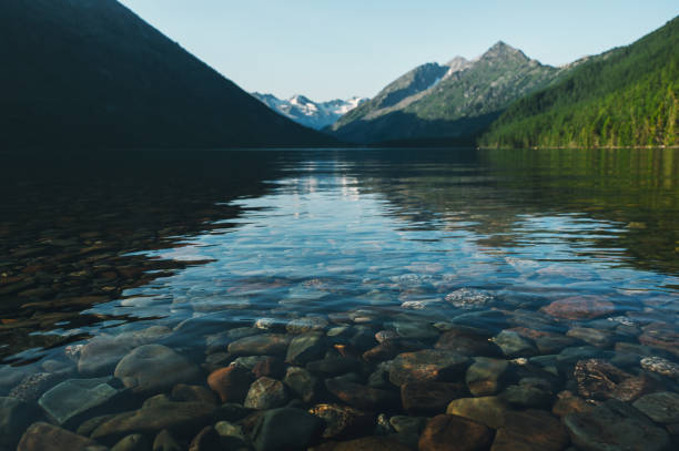 lacs de montagne remplis d’eau propre - snowpack photos et images de collection