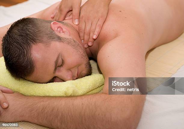 Uomo Con Massaggio - Fotografie stock e altre immagini di Adulto - Adulto, Asciugamano, Bellezza