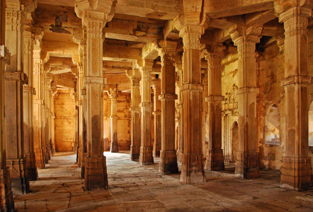 arquitetura de interiores de jami masjid (mesquita) em champaner, parque arqueológico de pavagadh - friday mosque - fotografias e filmes do acervo