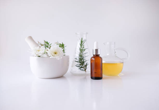 cura della pelle della natura cosmetica e aromaterapia dell'olio essenziale .prodotto di bellezza di scienze naturali biologiche .medicina alternativa a base di erbe. prendere in giro. - herbal medicine alternative medicine homeopathic medicine laboratory foto e immagini stock