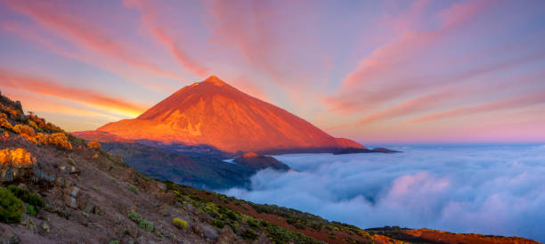 vulkan teide auf teneriffa im licht der aufgehenden sonne - pico de teide stock-fotos und bilder